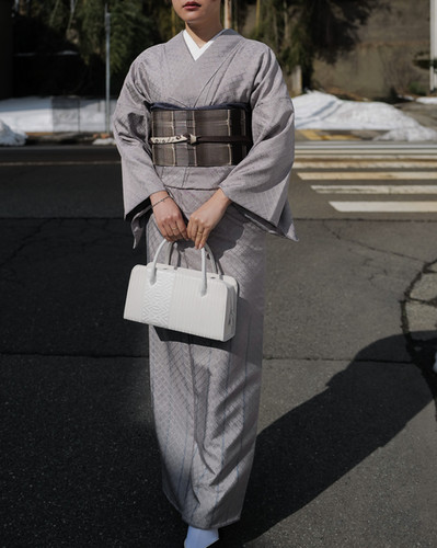 yukirikohuです　秋山眞和　藍染花織　袷　着物　綾の手紬 秋山眞和作 藍染め 花織 綾の手紬 着物 | 特選きものコレクション
