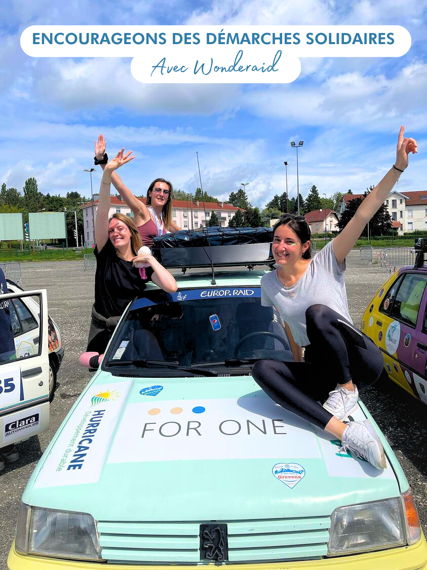 Les 3 membres de l'équipe de Wonderaid autour de leur voiture qui encouragent les démarches solidaires.