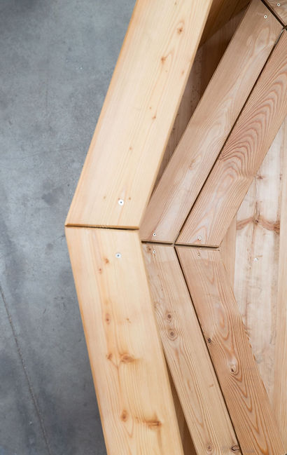 wellnass sitzbank aus holz im inneren des zubers