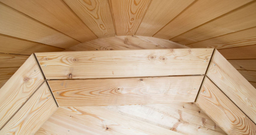 detailaufnahme der sitzbank aus sibirischer lärche im badezuber