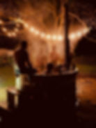nacht party mit freunden im badezuber wasser dampft lichterkette