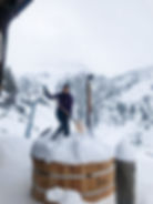 badezuber im schnee mit millenial