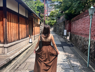 For my most recent trip to Japan, I bought the most gorgeous maxi dress that is perfect for Summer and Fall alike. Florida Fall means hot weather with the occasional breeze, thus maxi dresses gives the perfect combination of Fall colors with the still Summery weather.