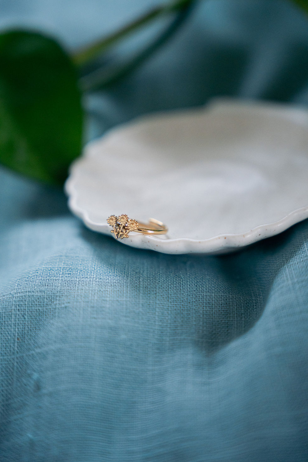 Thumbnail: Three Flowers Ring Gold