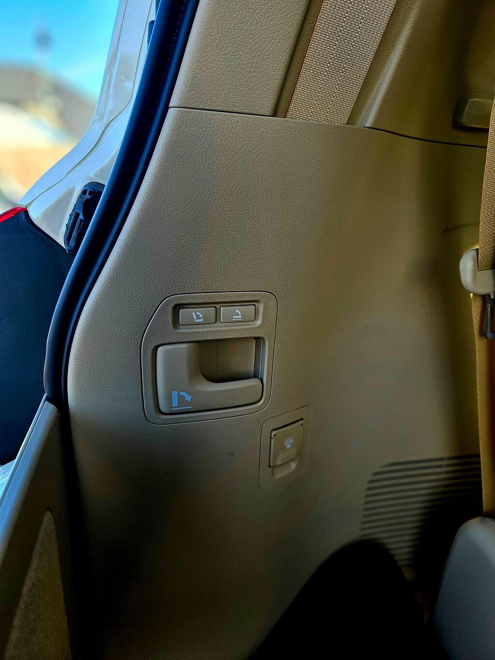 Thumbnail: Toyota Land Cruiser White 2021