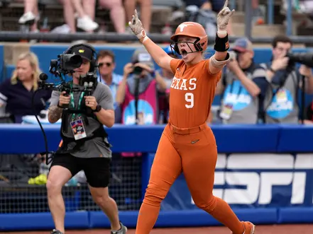 Texas Softball Smashes 3 Homers, Shuts Out Florida in WCWS Opener