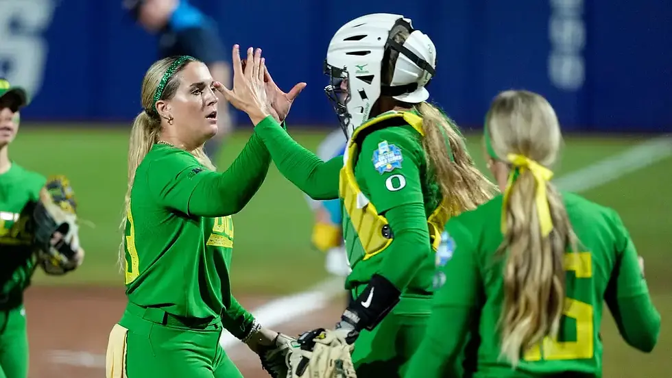 A drop-dead time was called in the Oregon vs. Northwestern game due to Oregon's travel schedule. | NATHAN J. FISH/THE OKLAHOMAN / USA TODAY NETWORK via Imagn Images