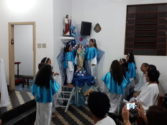 Crianças prestam homenagens à Maria