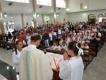 Coroinhas e Acólitos são investidos na festa de Cristo Rei