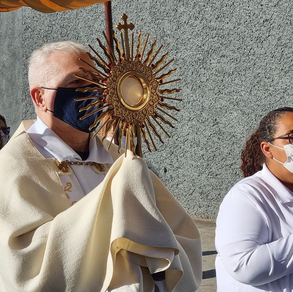 Procissão e missa na festa de Corpus Christi