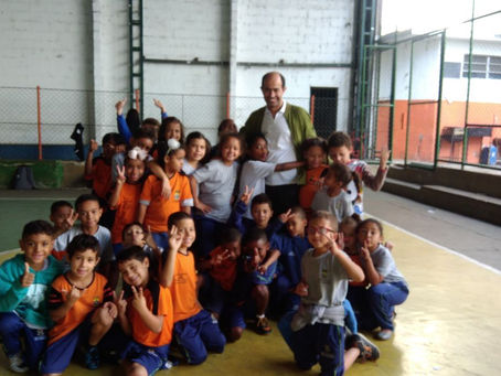 Alegria e brincadeiras na festa com as Crianças