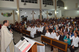 Igreja lota para celebrar Santo Antônio