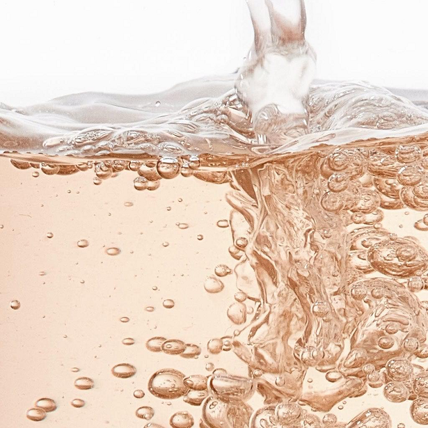 Thumbnail: tea being poured into a glass, with bubbles rising to the surface, capturing the freshness and clarity of the drink.