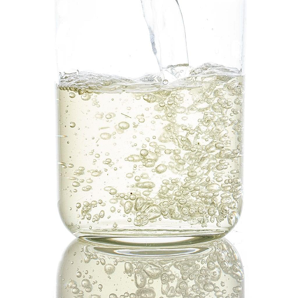 Thumbnail: tea being poured into a glass, with bubbles rising to the surface, capturing the freshness and clarity of the drink.