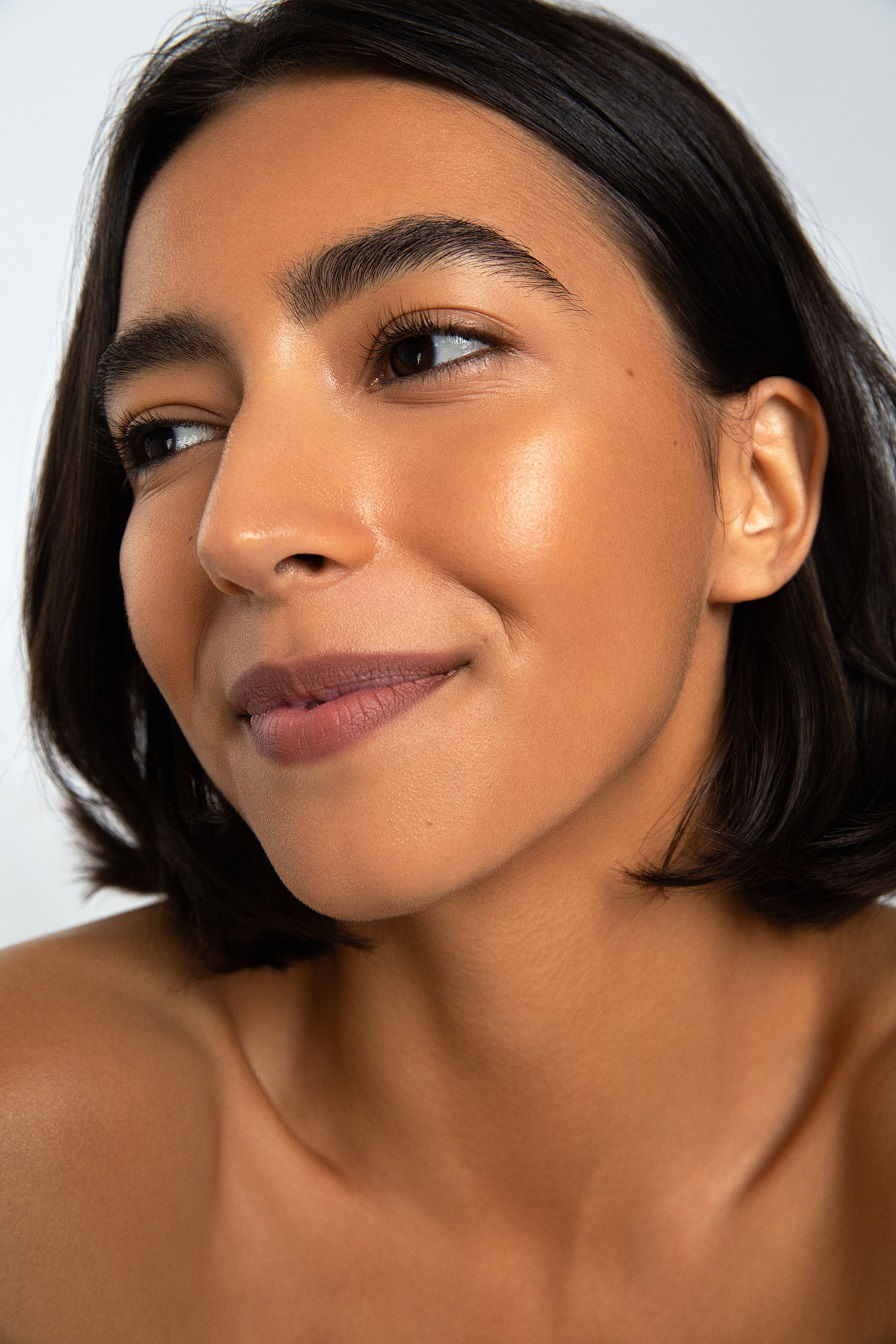 Thumbnail: woman using peach gel bronzing drops