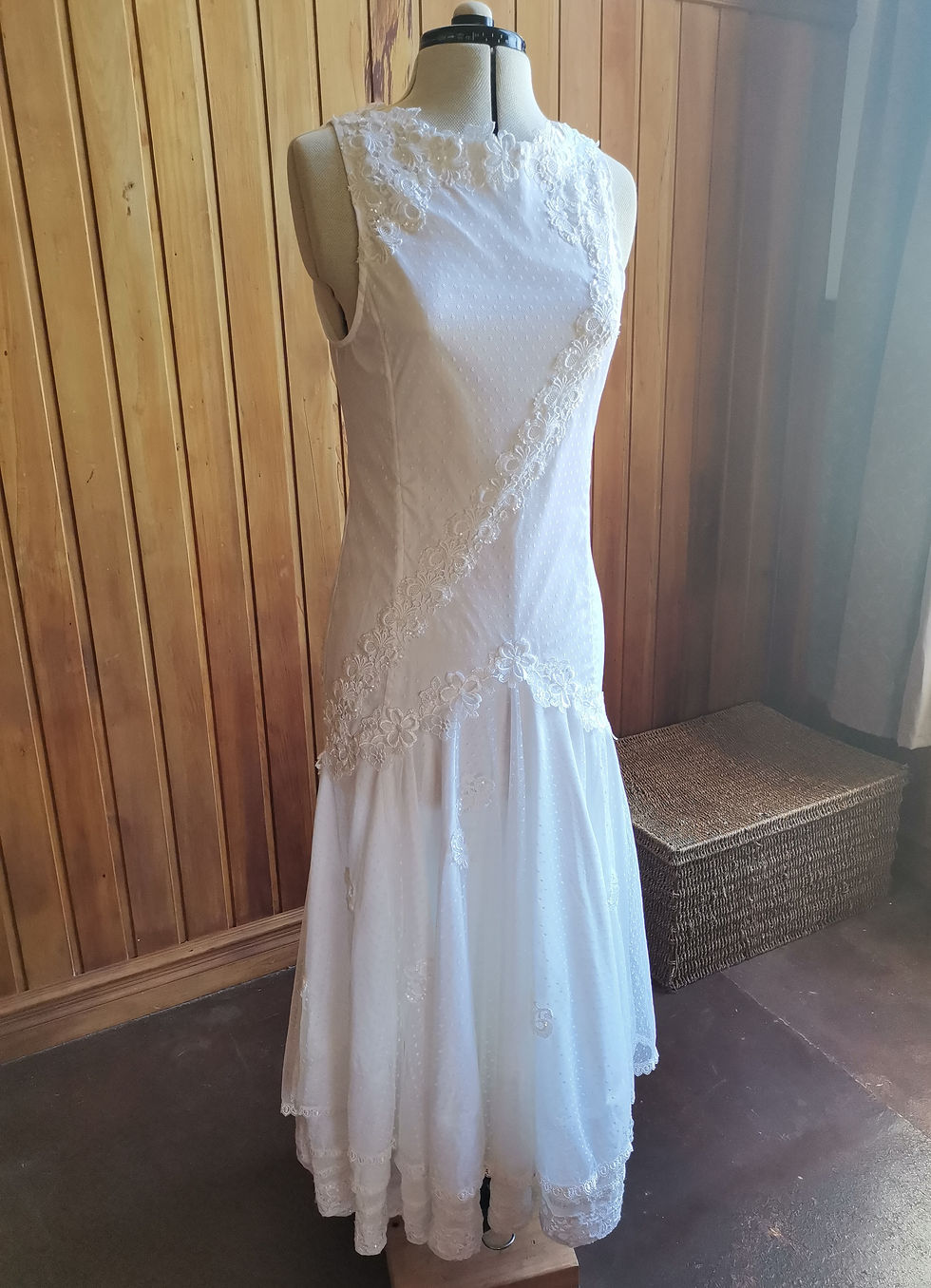 Wedding Dress in white lace. Size 12.