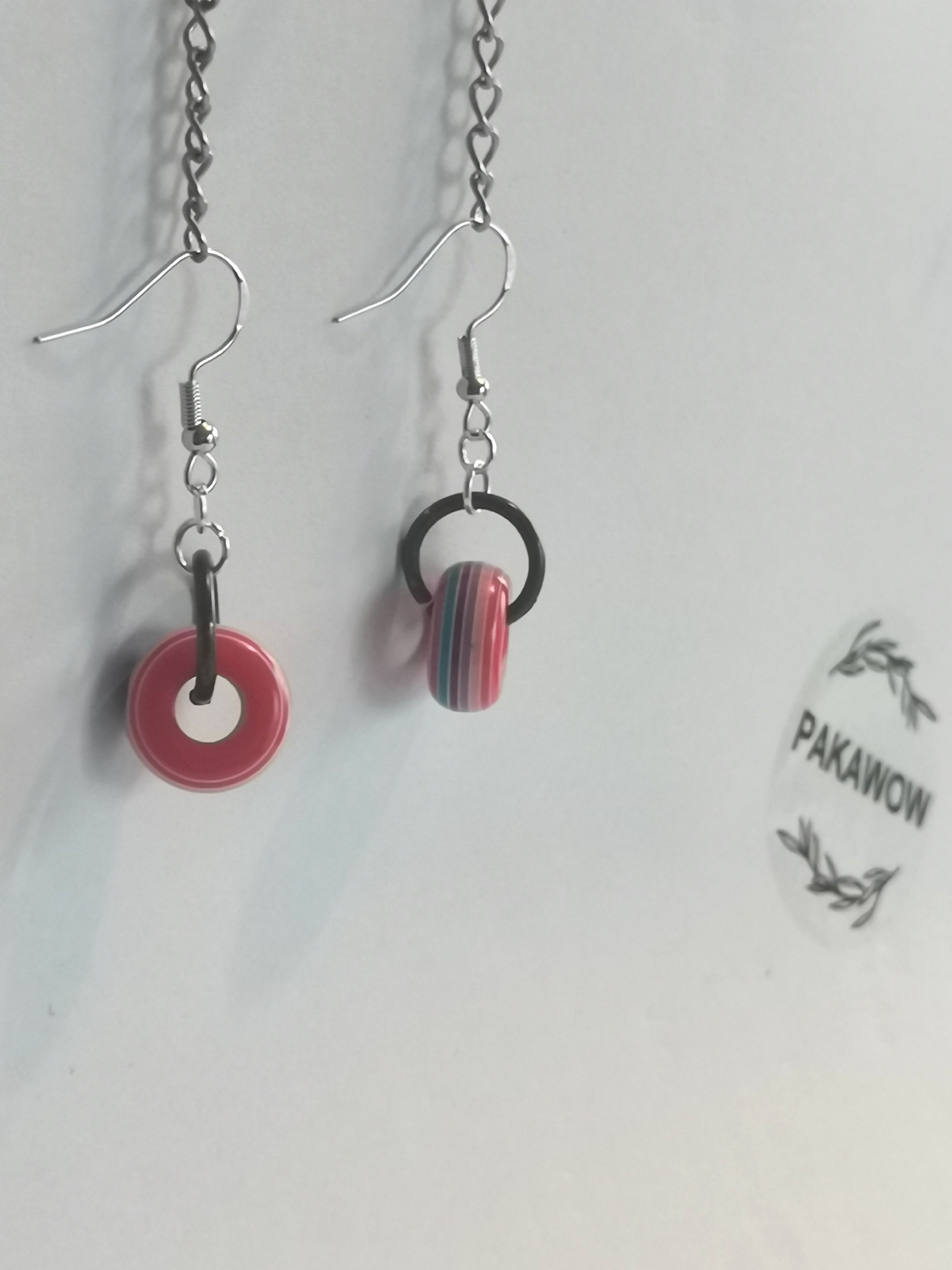 Earrings with stripes.