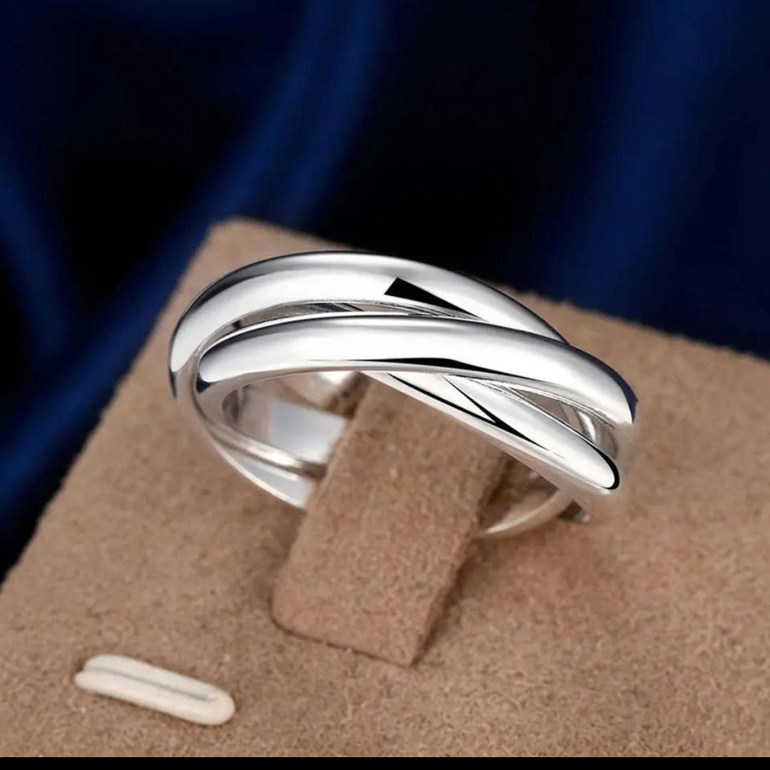 Beautiful intertwined sterling silver ring