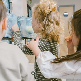 Kinderen lezen en beleven verhalen bij kinderopvang Peninna
