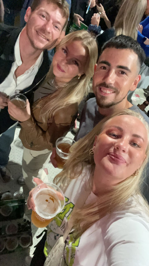 Amalie Hoelstad er til suspekt koncert i parken med sin kæreste og deres vennepar. Hun arbejder som manager i musemellow