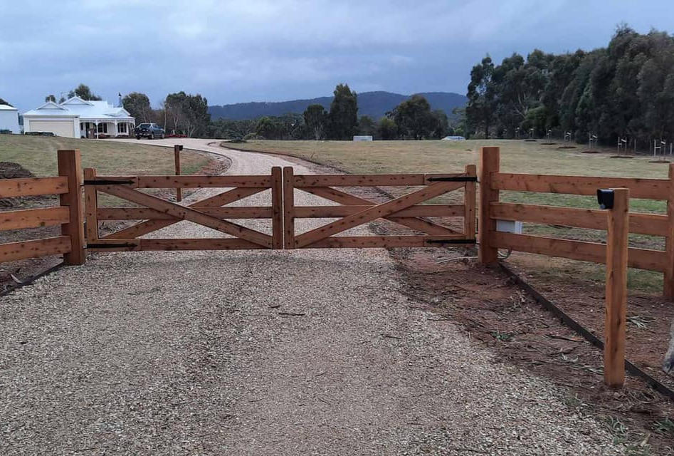 Fencing - Macedon Ranges Timber Gates and Fencing
