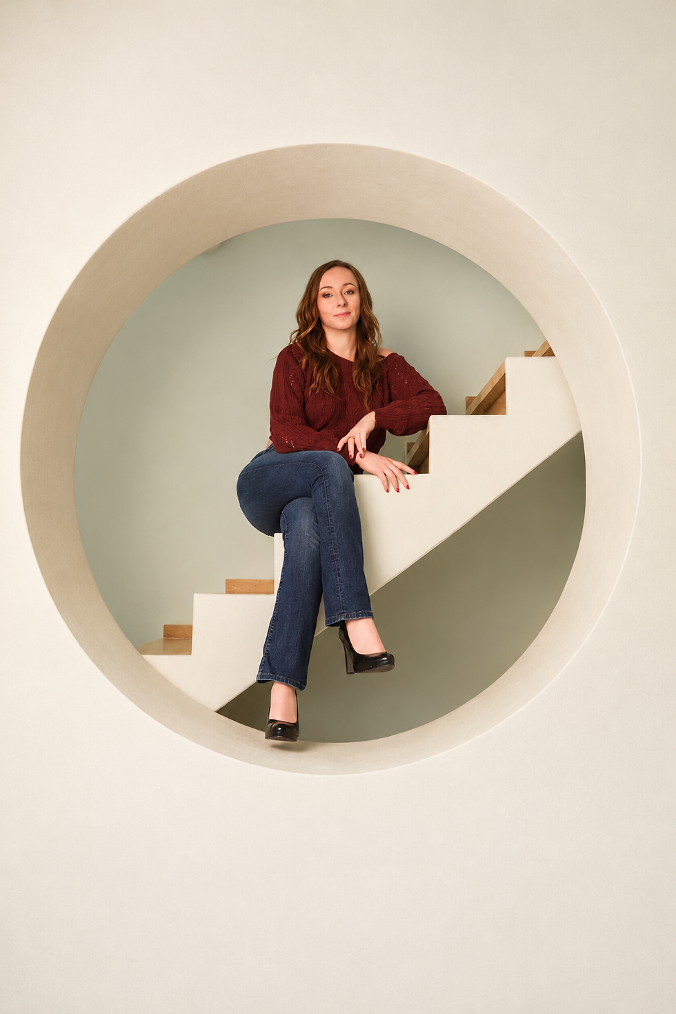 Vrouw in minimalistische cirkelnis.png