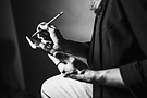 Hand mit Stift auf einem Tablet bei der digitalen Gestaltung.