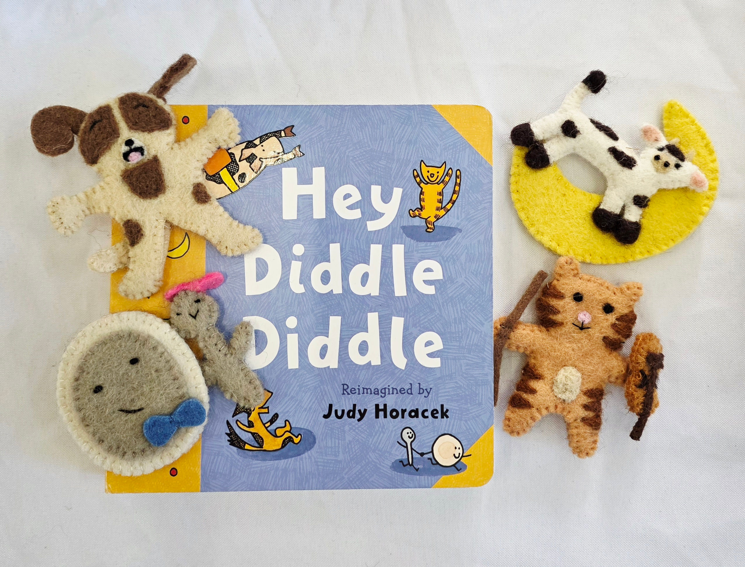 Hey Diddle Diddle book and finger puppet set