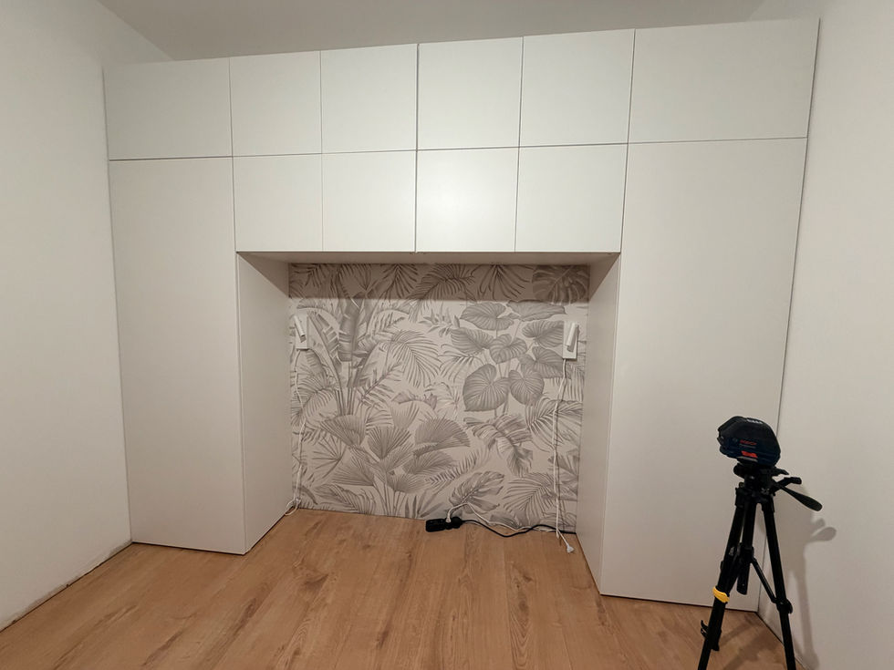 Rangements sur mesure posés et papier peint feuillage installé dans la niche