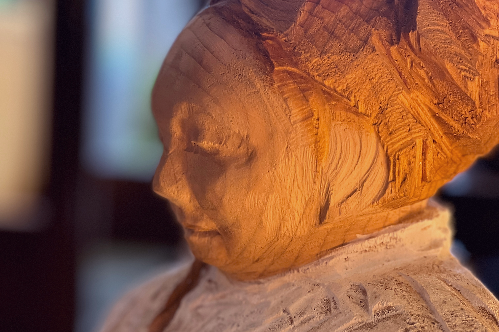 Frauengesicht lächelt innere Stille und Ruhe aus Holz geschnitzt