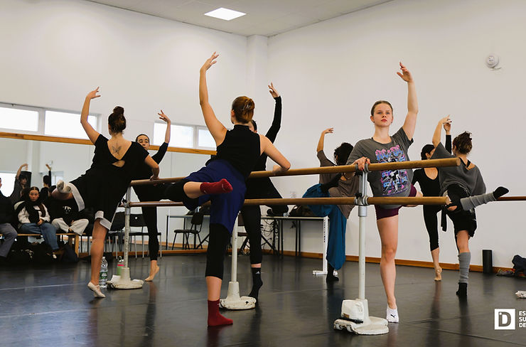  Naše stipendistka Barbora Veselá (tváří do kamery) na stáži v Lisabonu