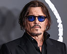 Johnny Depp met le rhum en bouteille