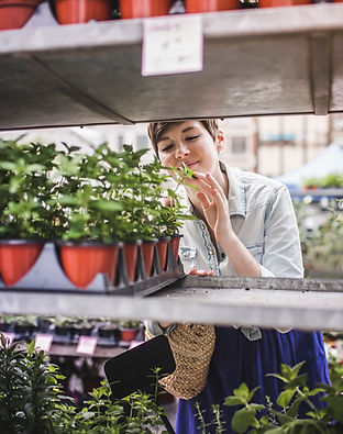 Femme shopping au marché aux plantes