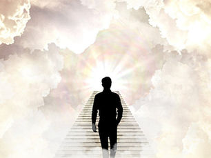 Livre arbítrio: um homem caminhando na escada rumo ao céu