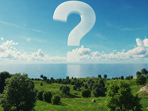 ponto de interrogação no céu e mar e abaixo a terra cheia de árvores.