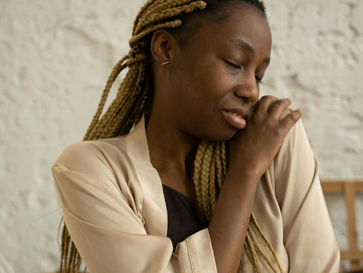 AMOR PRÓPRIO: Uma mulher negra se abraçando com muito amor