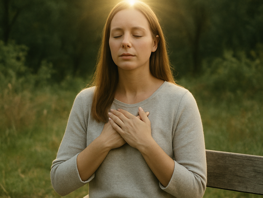 oremos: mulher orando na natureza com a mão no coração