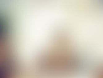 UM MEDIUM COM A MÃO NA CABEÇA E A ESPIRITUALIDADE AO REDOR INTUINDO ELE PSICOGRAFAR