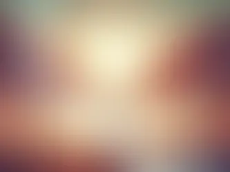 Conexão espiritual: homem em pé olhando para o horizonte se curando através das energias e vibrações positivas divinas.