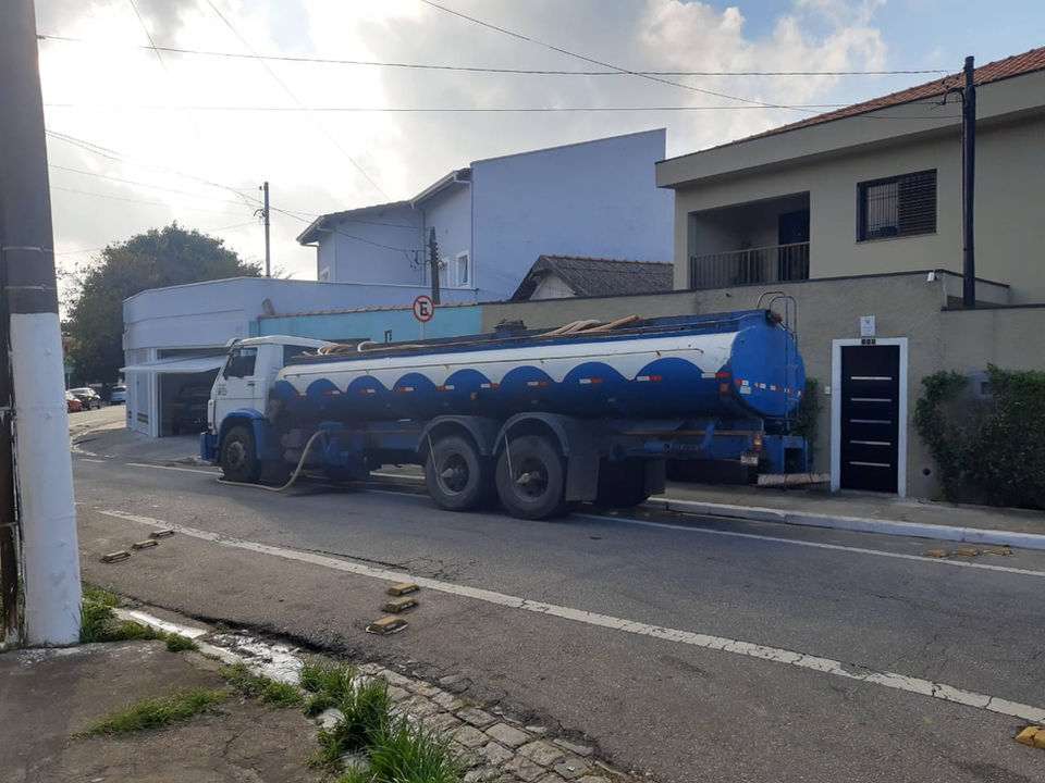 Serviço de fornecimento de água potável com caminhão-pipa em condomínio na Grande São Paulo.