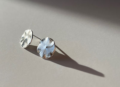 Collection Jardin secret - modèle "fleur rayée taille moyenne, version bouton" - pièce unique - 1,4 cm de diamètre - argent 925 - 80 €