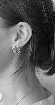 Collection Jardin secret - modèle "grande fleur rayée, version bouton" - pièce unique - 1,6 cm de diamètre - argent 925 - 85 €
