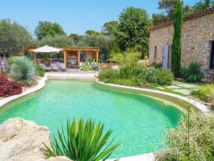 Plongez dans le luxe : Transformez votre jardin en un oasis piscine époustouflant