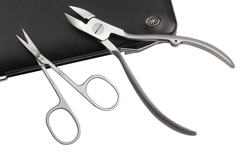 תמונה ממוזערת: סט מניקור איכותי,7  מוצרים, בארנק עור עם מסגרת מתכת בצבע שחור, תוצרת גרמניה