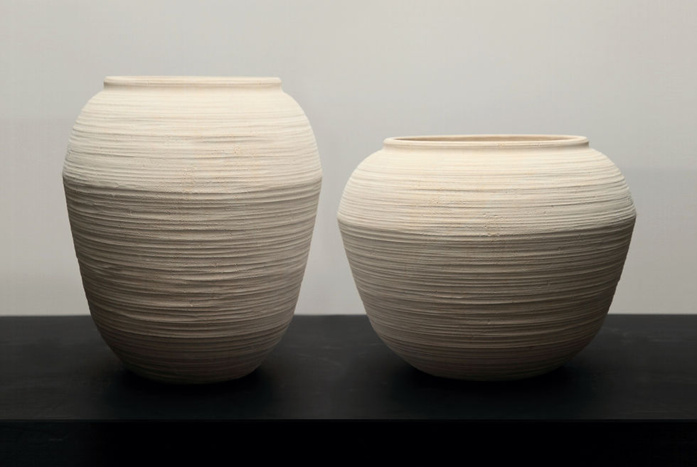 Collezione di vasi scultorei in Pietra Bianca di Siracusa ispirata alle ceramiche arcaiche e al Barocco siciliano