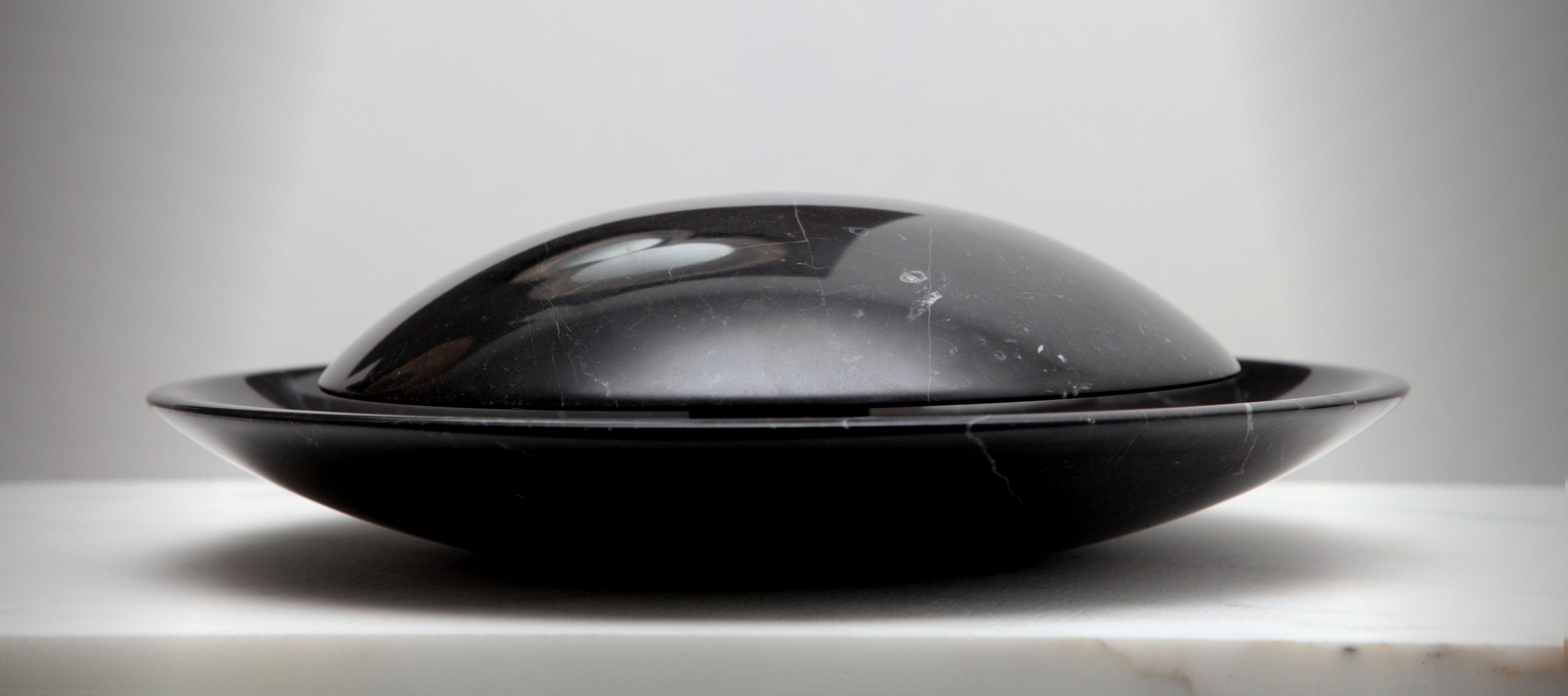 L'esclusivo centrotavola di Egolitik in Marmo Nero Marquina ispirato al design futuristico degli UFO