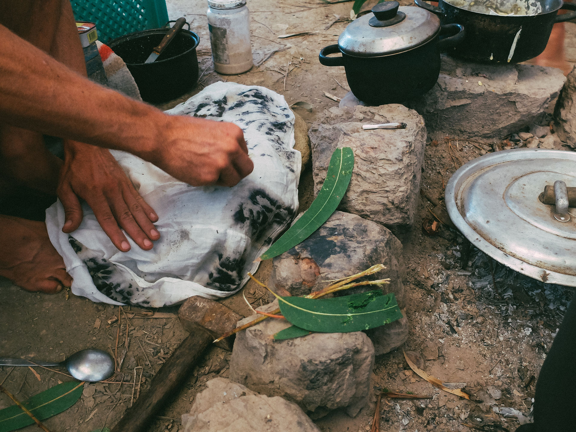 Yogi and eucalyptus ecoprint Anais warin styliste designer natural dye portugal algarve experience workshop
