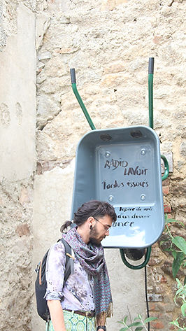installation art contemporain de Matthieu Griesmann et Marion Arnoux, radio lavoir, brouette sonorisée.jpg