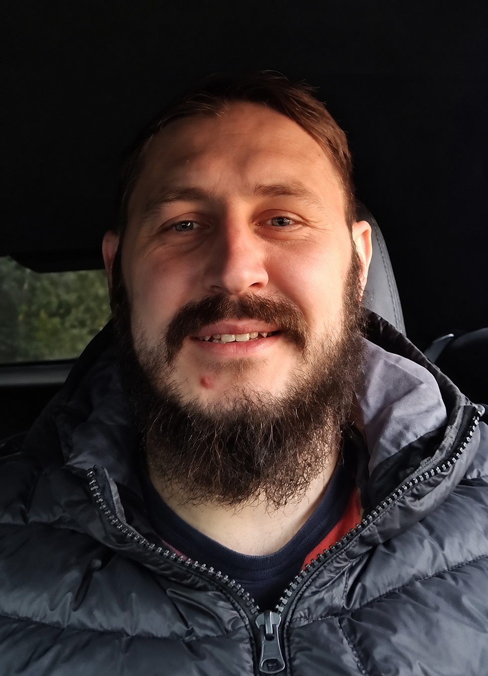 Аноним, который учит мужчин ненавидеть женщин, собрал сотни тысяч подписчиков. Он продаёт курсы по «закрытию баб» за полмиллиона рублей, а его ученики снимают своих партнёрш на видео без их ведома