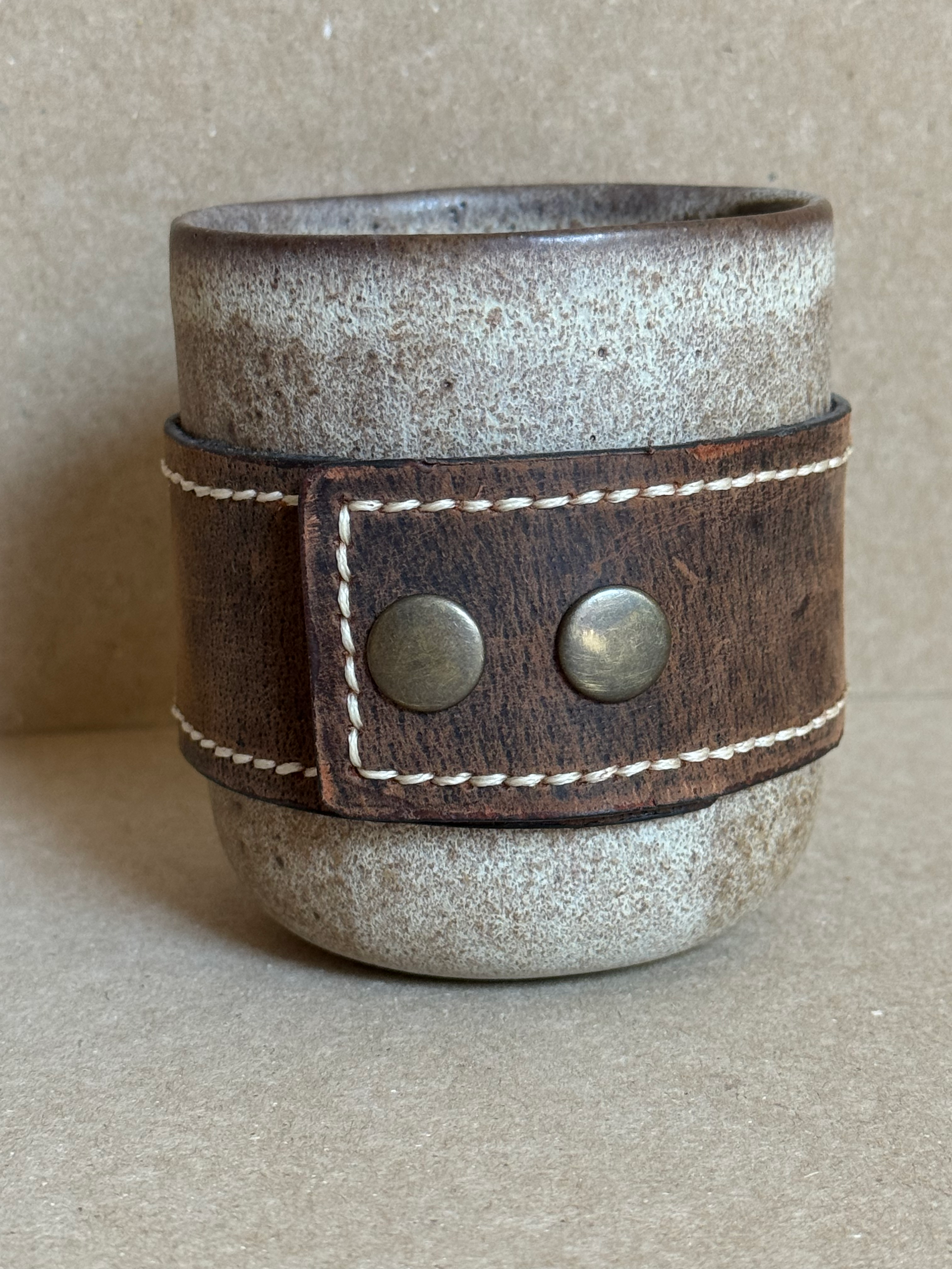 OBSİDYEN DERİ KUŞAKLI KUPA